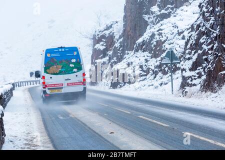 Mercedes-Fahrzeug für Touren auf der A82-Straße am Wintertag unter verschneiten Bedingungen im Winter im Rannoch Moor, Highlands, Schottland Stockfoto