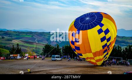 Heißluftballon in Fragneto Monforte, Benevento, Italien Stockfoto