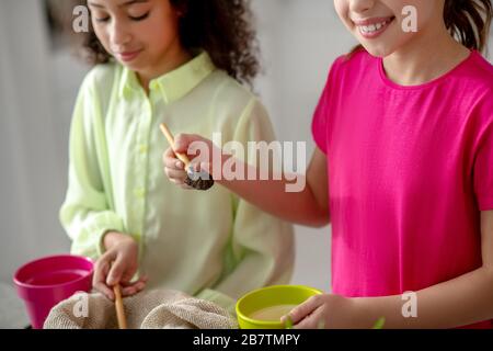 Teenager-Mädchen legen in Blumentöpfen Boden. Stockfoto