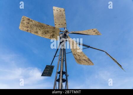 Alte Windmühle mit rostigen Klingen Stockfoto