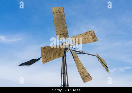 Alte Windmühle mit rostigen Klingen Stockfoto