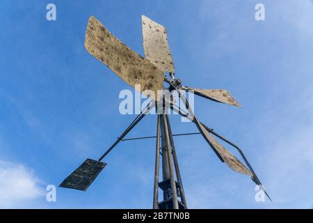 Alte Windmühle mit rostigen Klingen Stockfoto