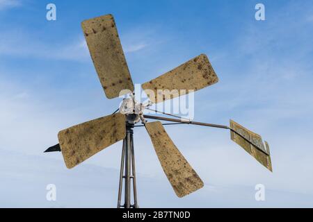 Alte Windmühle mit rostigen Klingen Stockfoto