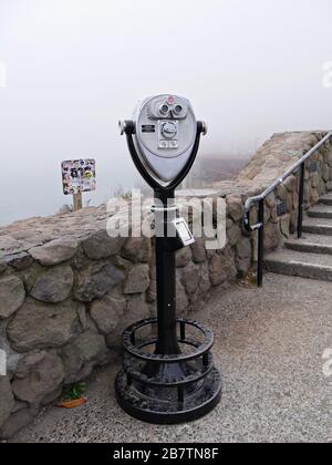 San Francisco, Kalifornien - Juli 2018: Teleskop für einen genaueren Blick auf die Golden Gate Bridge vom Vista Point. Stockfoto