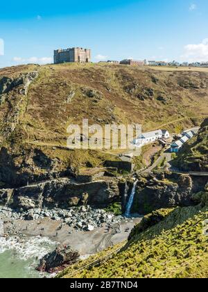 "Camelot Castle Hotel" auf der Landzunge über dem Strand von Tintagel Casle, Cornwall, Großbritannien. Stockfoto