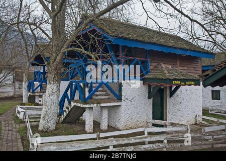 Banja Koviljaca, Sunny River, Serbien, 26. Januar 2019. Schönes renoviertes Ethno-Holzhaus im Winter, das auf die sonnigen Tage wartet. Stockfoto