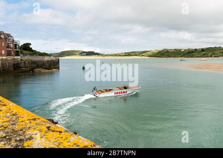 Schnellboot 'Fireball' ist eine von mehreren, die spannende Touristenausflüge vom Fischerdorf Padstow, Cornwall, Großbritannien, anbieten. Stockfoto