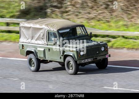 British Army Land Rover; Fahrzeugverkehr, Transport, bewegliche Fahrzeuge, Fahrzeug, Straßen, Motoren, Autofahren auf der Autobahn M6 Stockfoto