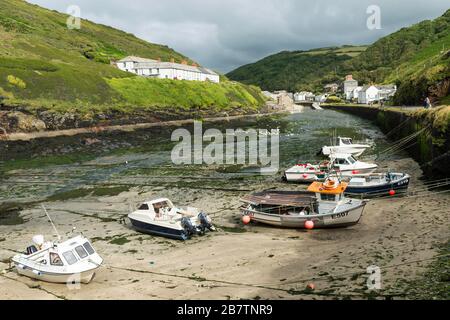 Ein natürlicher Zufluss bildet den Hafen für den Fischerhafen Boscastle in Cornwall, England, Großbritannien. Stockfoto