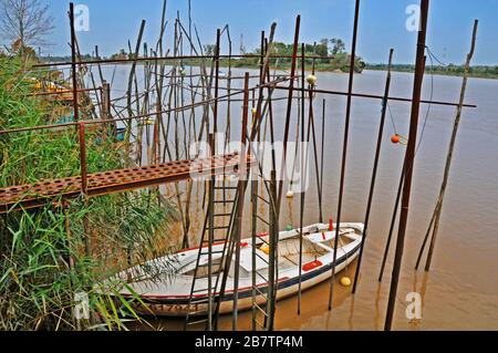 Kleines Boot am Flussufer der Gironde-Flussmünde, Medoc, Nouvelle Aquitanien, Frankreich Stockfoto