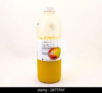 Alberton, Südafrika - eine Flasche Woolworths Food Mango Fruchtsaft mischt isoliert auf einem klaren Hintergrundbild mit Kopierraum Stockfoto