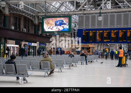 Soziale Distanzierung in einer ruhigen Glasgow Central Station zur morgendlichen Hauptverkehrszeit während des Coronavirus Ausbruchs. Stockfoto