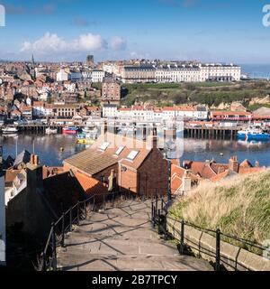 Malerische Aussicht auf den Hafen von Whitby von den berühmten 199 Stufen, Whitby, North Yorkshire Küste, England, Großbritannien Stockfoto