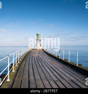 Whitby Pier, North Yorkshire Coast, England, Großbritannien Stockfoto