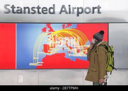 Flughafen Stansted, Großbritannien. März 2020. Menschen, die in einen sehr menschenleeren Flughafen Stansted kommen, wecken während der Coronavirus-Krise Schutzmasken und Handschuhe. Kredit: Jason Mitchell/Alamy Live News Stockfoto