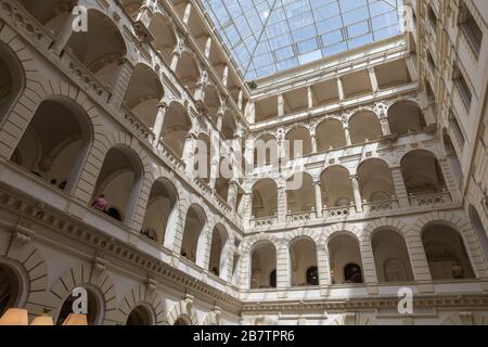 Budapest, Ungarn - 26. April 2019: Das Boscolo Budapest Hotel, früher New York Palace, ein Luxushotel am Grand Boulevard in Budapest, Hungar Stockfoto