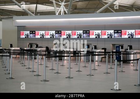 Flughafen Stansted, Großbritannien. März 2020. Menschen, die in einen sehr menschenleeren Flughafen Stansted kommen, wecken während der Coronavirus-Krise Schutzmasken und Handschuhe. Kredit: Jason Mitchell/Alamy Live News Stockfoto