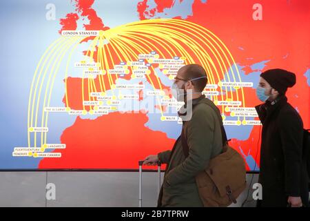 Flughafen Stansted, Großbritannien. März 2020. Menschen, die in einen sehr menschenleeren Flughafen Stansted kommen, wecken während der Coronavirus-Krise Schutzmasken und Handschuhe. Kredit: Jason Mitchell/Alamy Live News Stockfoto