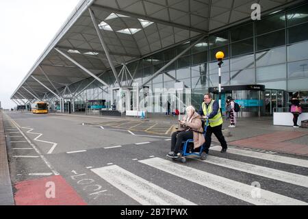 Flughafen Stansted, Großbritannien. März 2020. Menschen, die in einen sehr menschenleeren Flughafen Stansted kommen, wecken während der Coronavirus-Krise Schutzmasken und Handschuhe. Kredit: Jason Mitchell/Alamy Live News Stockfoto