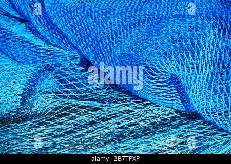 Fischernetze in blauer Farbe, Hintergrund. Draufsicht Stockfoto
