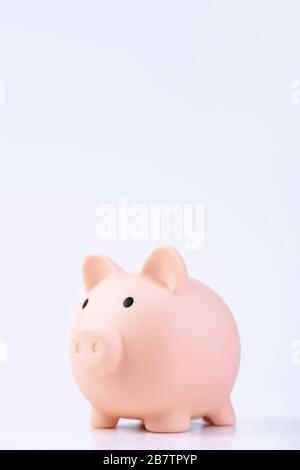Geldeinlage - Einzahlungsbox, Piggy Bank, schönes Modell auf weißem Hintergrund, Geld sparen, um für Darlehen oder Versicherungen zu zahlen, Nahaufnahme, Kopierraum. Stockfoto
