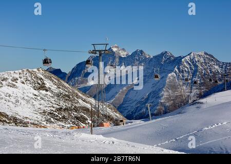 Stubei, Österreich - 20. Dezember 2015: Seilbahn im Wintersportgebiet Stubaier Gletscher in den österreichischen Alpen Stockfoto