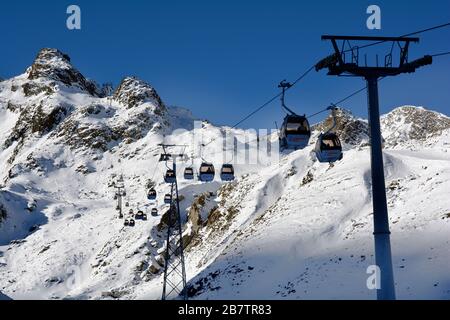 Stubei, Österreich - 20. Dezember 2015: Seilbahn im Wintersportgebiet Stubaier Gletscher in österreichischen Alpen, Stockfoto