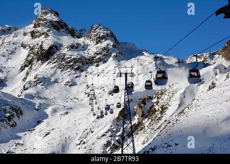 Stubei, Österreich - 20. Dezember 2015: Seilbahn im Wintersportgebiet Stubaier Gletscher in den österreichischen Alpen Stockfoto