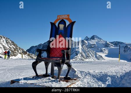 Stubei, Österreich - 20. Dezember 2015: Stuhl auf Gipfel des Wintersportgebietes Stubaier Gletscher in den österreichischen Alpen Stockfoto