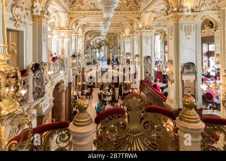 Budapest, Ungarn - 26. April 2019: Das Boscolo Budapest Hotel, früher New York Palace, ein Luxushotel am Grand Boulevard in Budapest, Hungar Stockfoto