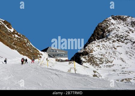 Stubei, Österreich - 20. Dezember 2015: Unidentifizierte Menschen genießen Wintersportgebiet Stubaier Gletscher in den österreichischen Alpen Stockfoto