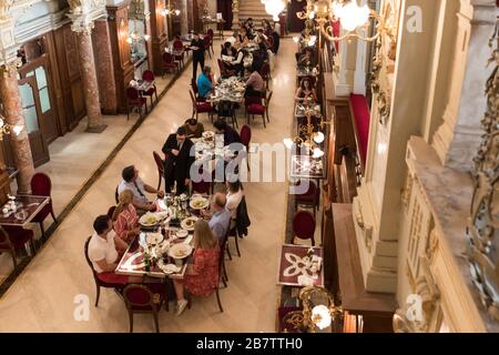 Budapest, Ungarn - 26. April 2019: Das Boscolo Budapest Hotel, früher New York Palace, ein Luxushotel am Grand Boulevard in Budapest, Hungar Stockfoto