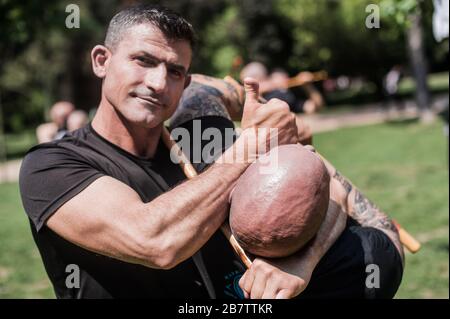 Filipino escrima arnis Instruktor und Student Practice Stick Fight Choke Techniken auf dem Kapap Martial Arts Seminar Stockfoto