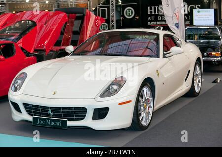 Dreiviertelansicht von A White, 2009, Ferrari 599 GTB, auf der Joe Macari Strand der London Classic Car Show 2020 zu sehen Stockfoto