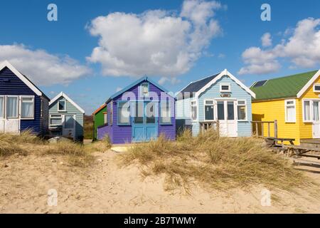 Bunte Strandhütten auf Hengistbury Head Spit, Mudeford, Christchurch, Dorset, Großbritannien Stockfoto