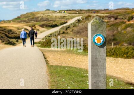 Wegweiser auf einem Pfosten auf dem Stour Valley Way, Hengistbury Head, Christchurch, Dorset, Großbritannien Stockfoto