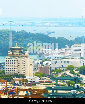 Luftaufnahme von Singapur Hafen, Kreuzfahrtschiffe und die Insel Sentosa. Singapur Stockfoto