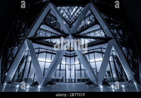 Nachtansicht des Eingangs zum Gherkin-Gebäude, 30 St. Mary Ax, London, England. Stockfoto