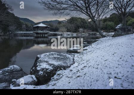 Ukimido Pavillon in Nara, Japan an einem schneebedeckten Wintermorgen. Stockfoto