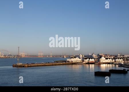 Sonniger Tag im ABP Town Quay Marina in Southampton, England. Stockfoto