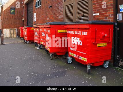 Abfallbehälter außerhalb der Geschäftsräume im Zentrum der Stadt Norwich, Norfolk, England, Großbritannien, Europa. Stockfoto