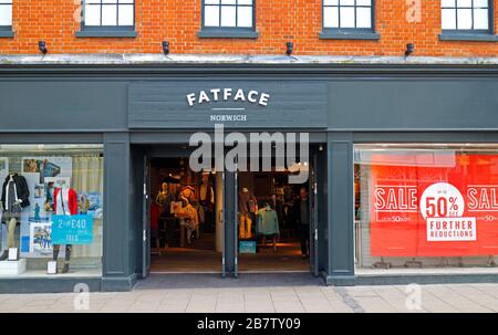 Blick auf den Laden vor dem FatFace Bekleidung- und Zubehörgeschäft im Stadtzentrum von Norwich, Norfolk, England, Großbritannien, Europa. Stockfoto