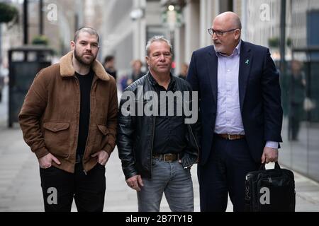 Ciaran Charles (links), Bruce Charles (Mitte) Stiefbrüder und Stiefvater von Harry Dunn und Familiensprecher Radd Seiger (rechts) treffen auf Gesundheitsminister Matt Hancock im Gesundheits- und Sozialministerium. Stockfoto