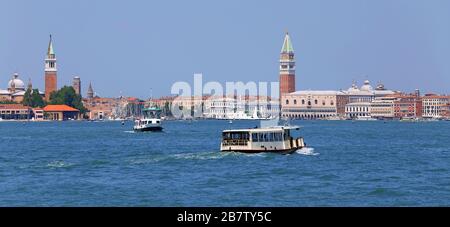 VENEDIG in Italien mit den antiken Palästen und Glockentürmen des Fährschiffs Vaporetto in italienischer Sprache in der Adria Stockfoto