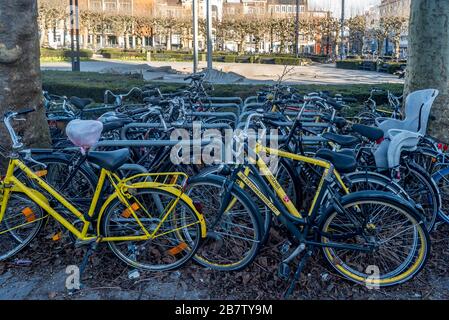 Gent, Belgien. März 2020. Illustrationsbild des Bahnhofs in der flämischen Stadt Gent mit verlassenen Fahrrädern von Studenten hat sich Coronavirus (Covid-19) auf die landesweite europäische Neuregelung für Züge mit öffentlichen Verkehrsmitteln ausgebreitet.die Einwohner der Belgier müssen ab Mittag am 18. März zu Hause bleiben, um die Ausbreitung des Coronavirus zu verhindern. Nur für Lebensmittel oder medizinische Versorgung zugelassen.Premierministerin Sophie Wilmes bittet darum, von zu Hause aus so gut wie möglich zu arbeiten. (Foto von Jonathan RAA/Pacific Press) Credit: Pacific Press Agency/Alamy Live News Stockfoto