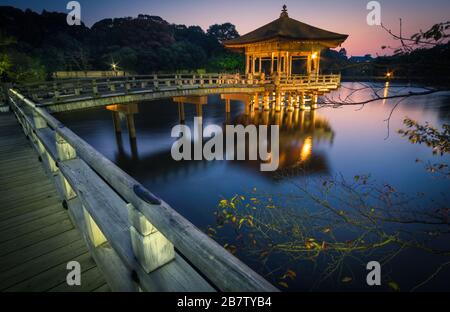 Ukimido Pavillon in der Mitte des Sagi-ike Teich in Nara, Japan bei Sonnenuntergang. Stockfoto