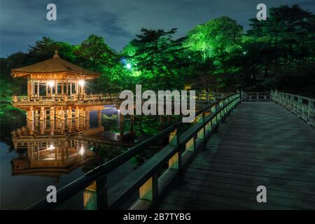 Ukimido Pavillon in Nara, Japan an einem warmen Sommerabend. Stockfoto