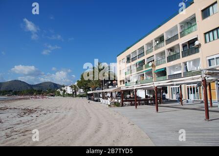 Tavernen und Apartments am Meer in Puerto Alcudia auf der spanischen Insel Mallorca am 12. November 2019. Stockfoto