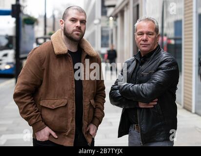 Ciaran Charles (links) und Bruce Charles, der StiefBruder und Stiefvater von Harry Dunn, treffen auf den Gesundheitsminister Matt Hancock im Department of Health and Social Care in London. Wo sie hoffen, das Problem der Verspätungen im Rettungswagen anzusprechen, nachdem Sanitäter 40 Minuten in Anspruch nahmen, um den Teenager nach einem tödlichen Verkehrsunfall außerhalb von RAF Croughton in Northamptonshire im August letzten Jahres zu erreichen. Stockfoto