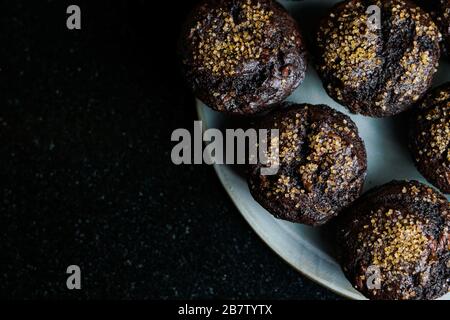 Schokoladenmuffins mit Demerara-Zucker Stockfoto